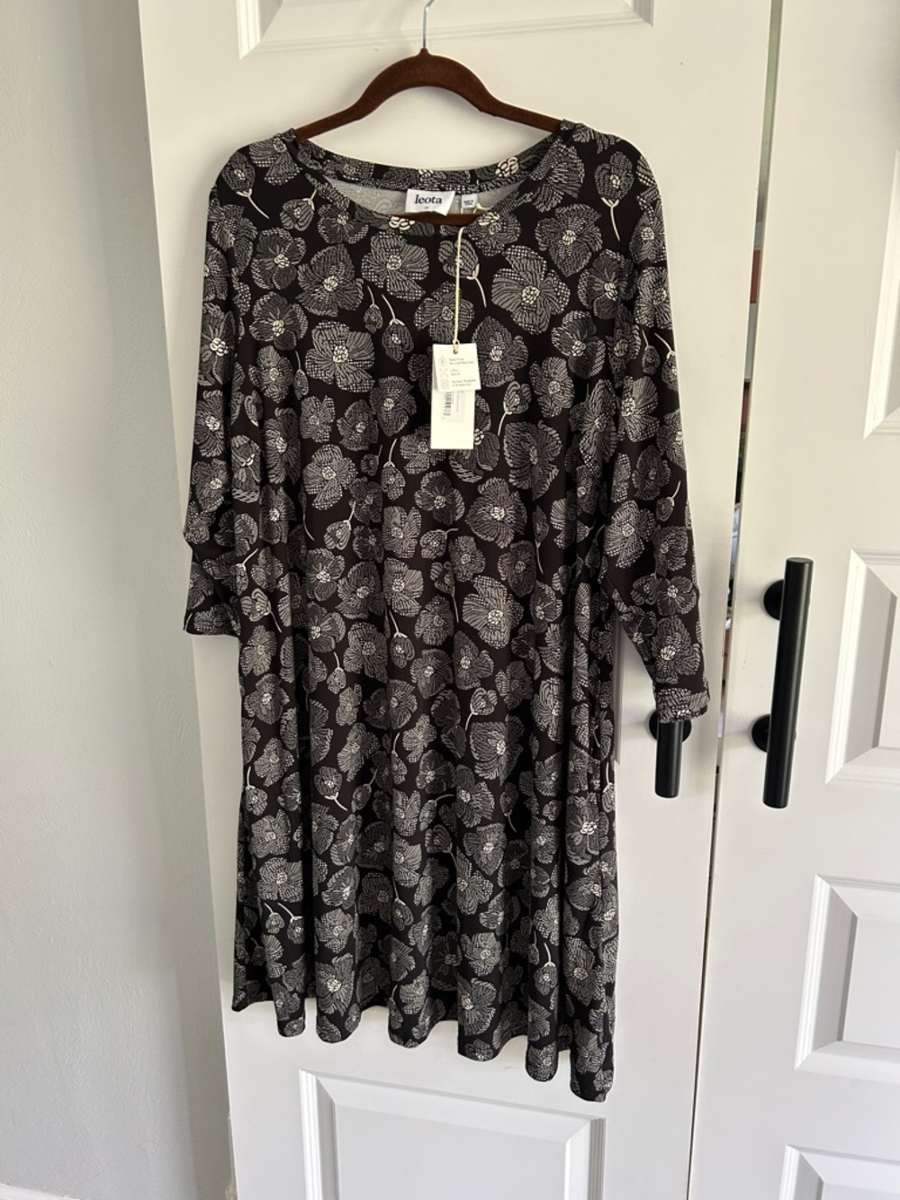 Leota Black and White Floral Long-Sleeve Scoop Neck Dress 2X - Picture 1 of 5